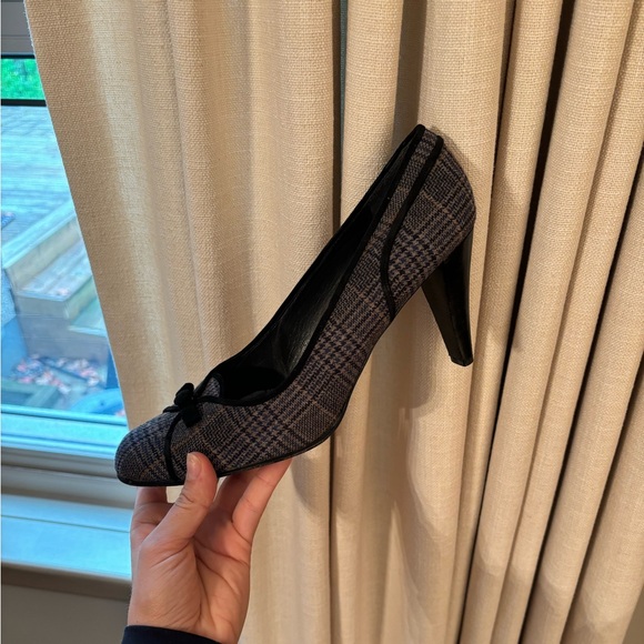 Stuart Weitzman grey tweed pumps - Picture 2 of 3